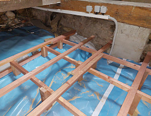 Zateplení stropu rodinného domu pomocí foukané izolace